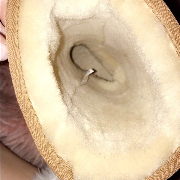 UGGS - Picture 4 of 5